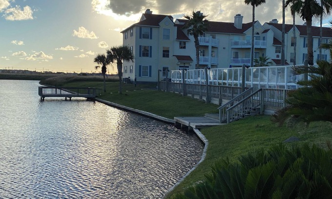 Corpus Christi Condo | Beach Condo-WiFi,4 min walk to water,sleeps 3+,Hot tub,pool,gym,sauna,car wash!