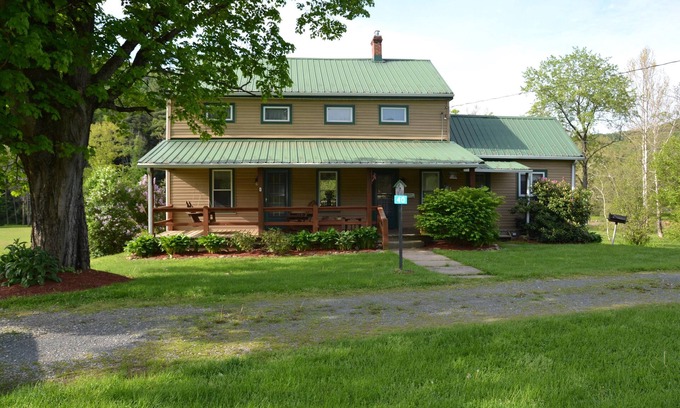 Gaines House | Beach Farm - Charming Riverside Farmhouse: Ideal Getaway for Outdoor Enthusiasts!