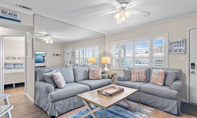 Crystal Beach House | 🌴BEACH FRONT- Chair Service-Capri by the Gulf 110