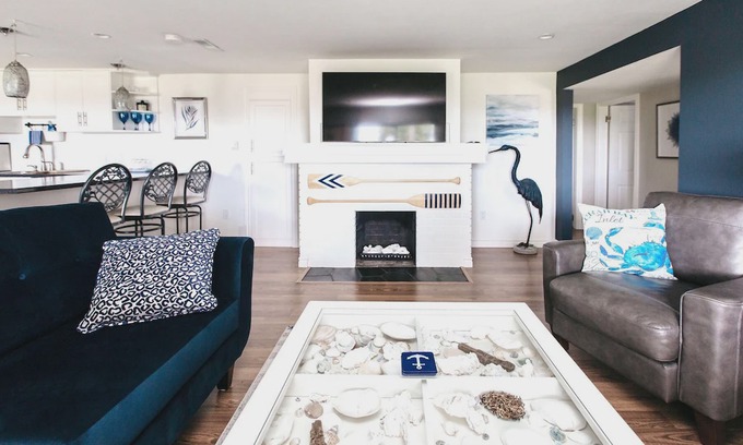 Colwood Apartment | BEACH FRONT OASIS 15 MINS FROM DOWNTOWN VICTORIA