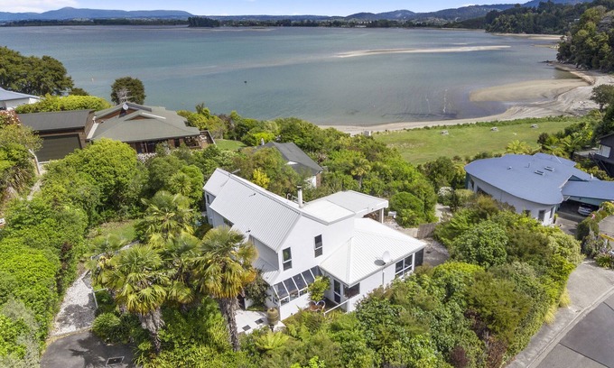 Kaiteriteri Apartment | BEACH-FRONT, Palms on-the-beach retreatSTUDIO unit 2 KAITERITERI.(Abel Tasman)