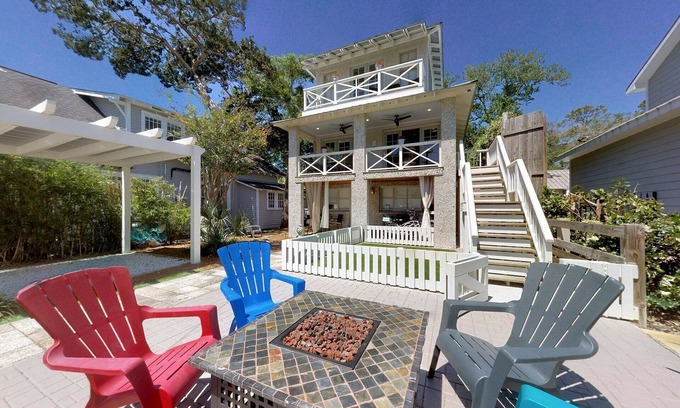 Saint Simons Island Condo | Beach Getaway - Less than two blocks to the beach