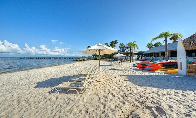 Ruskin Apartment | Beach Happy Getaway!! 2 BEDS, 1 BA W Parking