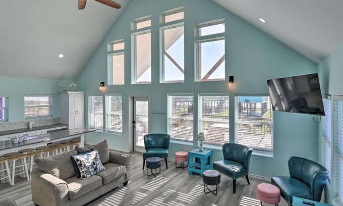 Port Bolivar House | Beach Home on Bolivar Peninsula with Patio!