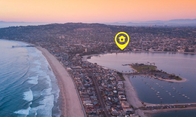Crown Point Condo | Beach House one block from Mission Bay w/AC