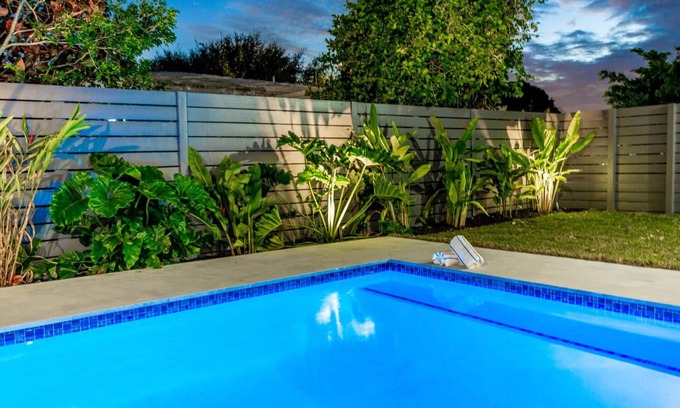 North Andrews Gardens House | Beach house ~ Private Pool, Fenced Yard, Office, Games, Entertainment Room