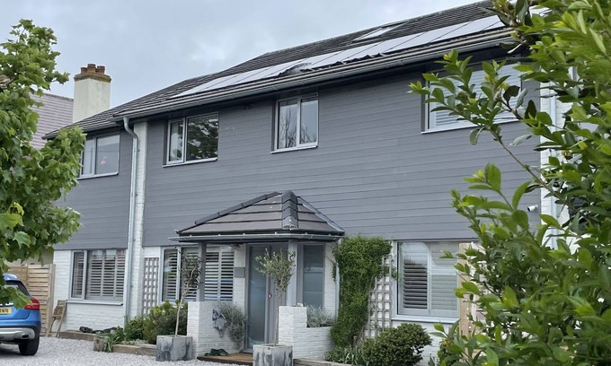 East Wittering House | BEACH LIFE! Big, spacious house with ice bath, 2 mins to beach.
