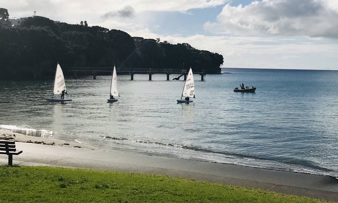 Murrays Bay House | Beach lodge with Seaview - walking distance to beaches