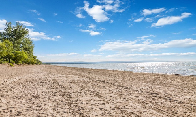 Wasaga Beach House | Beach Oasis - 1min walk to beach, close to Blue