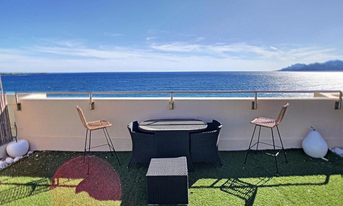 Cannes City Centre Apartment | Beach Penthouse with unique rooftop terrace 301