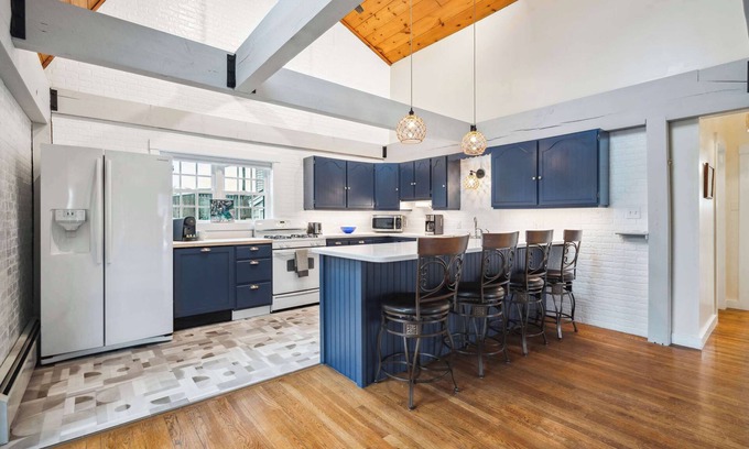 Newbury House | Beach Plum Cottage | Steps to Beach | Loft | AC