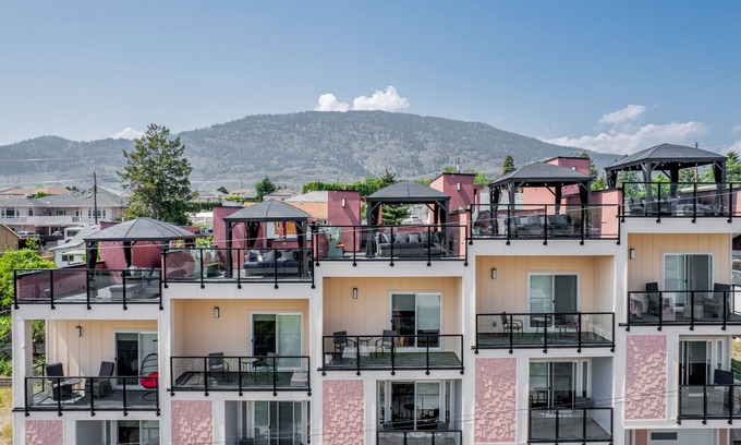 Okanagan-Similkameen House | Beach Retreat at Aisha's Jewel. Luxury town house just minutes from the lake