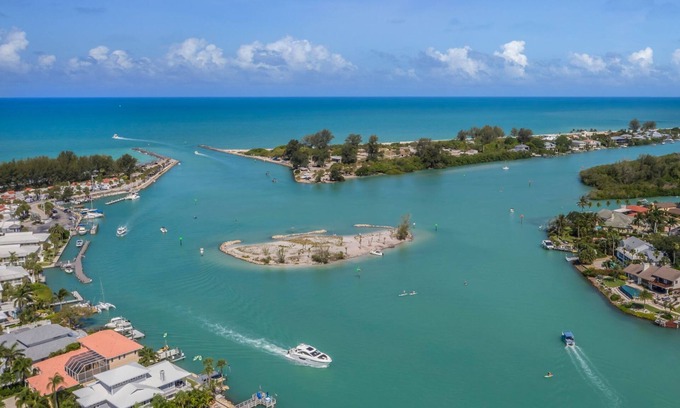 Laurel House | Beach Retreat - Completely Renovated!Half Duplex, WIFI/TV,1mile to Beach.