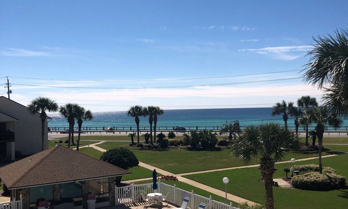 Miramar Beach Condo | BEACH SERVICE INCLUDED ~ 25% DISCOUNT FOR 7 NIGHT STAY ON SELECT WEEKS