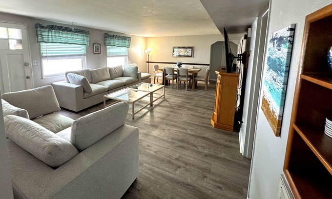 Bayview House | Beach Vacation Home 1.5 Blocks from Beach