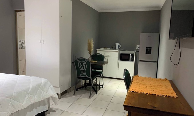Motherwell Bed & Breakfast | Beach view, en-suite bedroom4