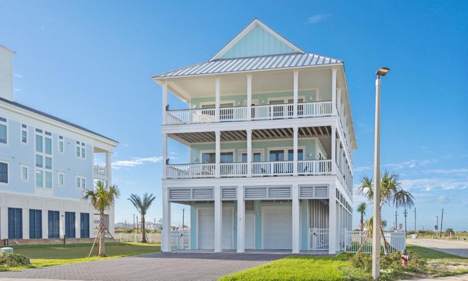 Galveston House | Beach view, prime location, EV charger, 6 parking