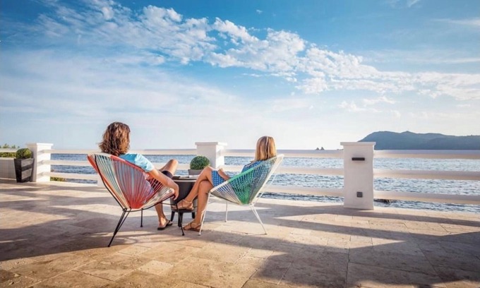 Saint-Mandrier-sur-Mer House | Beach villa with spa and heated pool