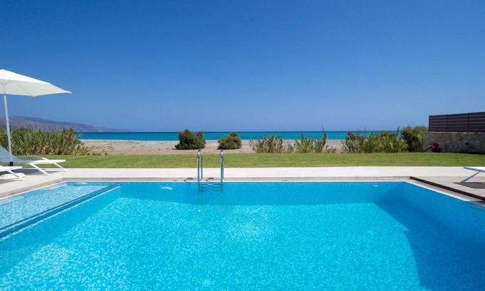 Kamisiana Villa | Beach Villa I with 4 bedrooms and a private pool next to the beach