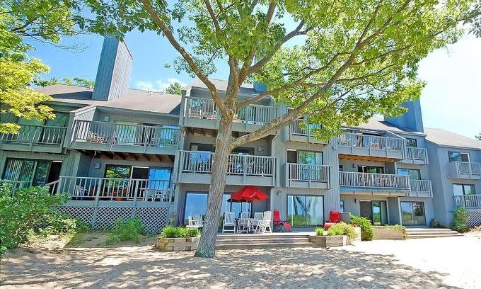 Glen Arbor Apartment | Beach Walk 3 4