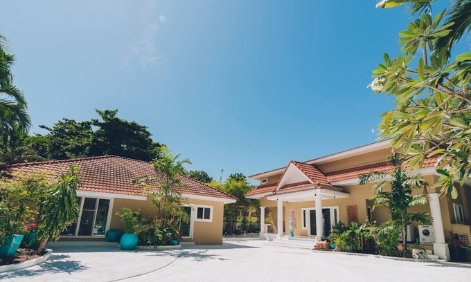 Moo 5 Villa | Beachfront 3-BR Art-villa