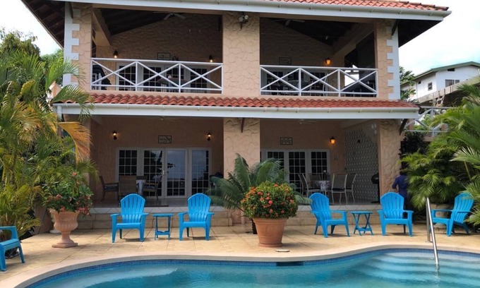 Black Rock House | Beachfront 1 Bedroom Apartment on Courland Bay with Salt Water Pool.
