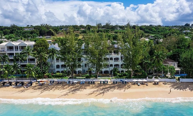 Old Trees Bay Apartment | Beachfront 3 bedroom apartment with exquisite panoramic views