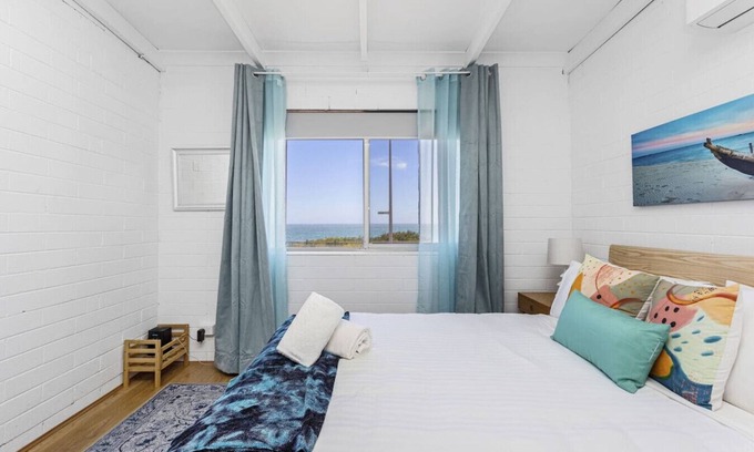 Quinns Rocks Apartment | Beachfront 3BR Home with Stunning Ocean Views