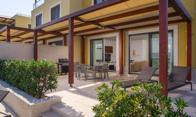Slatine Apartment | Beachfront Apartment Lemonade with Pool I