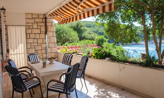 Postira Apartment | Beachfront apt. with big terrace & garden