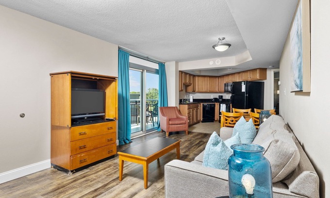 Downtown Myrtle Beach Condo | Beachfront Condo with city views- Close to attractions
