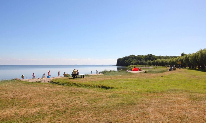Neuendorf Apartment | Beachfront apartment with terrace and sea view - Ferienhaus Boddenblick FeWo EG