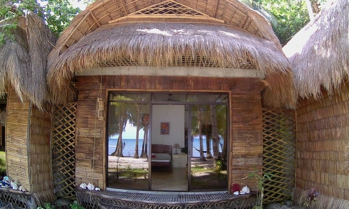 Alcantara Resort | Beachfront guesthouse in Akim's Haven