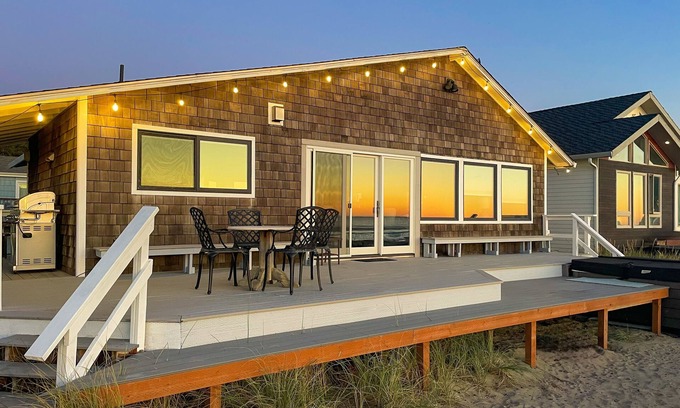 Neskowin House | Beachfront home with ocean-view hot tub & wood-burning fireplace - dog-friendly