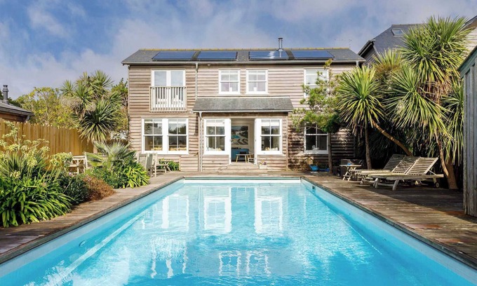 East Wittering House | Beachfront House w Pool & Steam