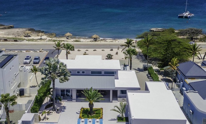 Malmok Villa | Beachfront Luxury on the Strip 514