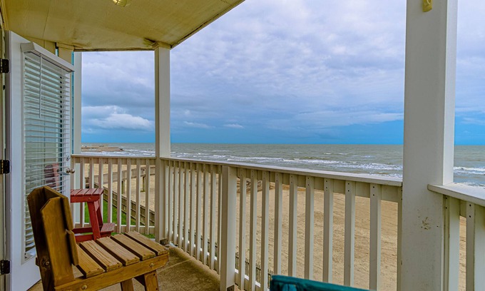 Galveston Condo | Beachfront Paradise: Panoramic Ocean Views from Every Angle!