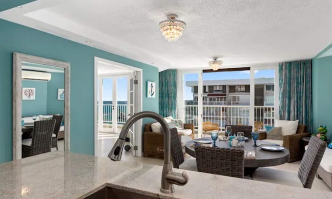 Isla Verde Apartment | Beachfront Penthouse Retreat- Pano 360 Sunrise Views-Airport 5mins-Free Parking