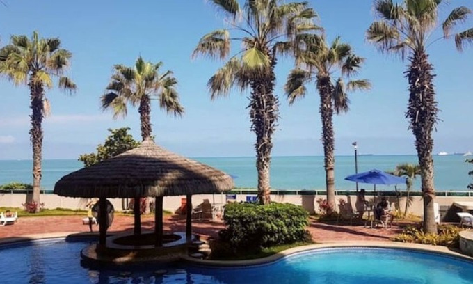 Salinas Condo | Beachfront Salinas Exclusive exit to the beach