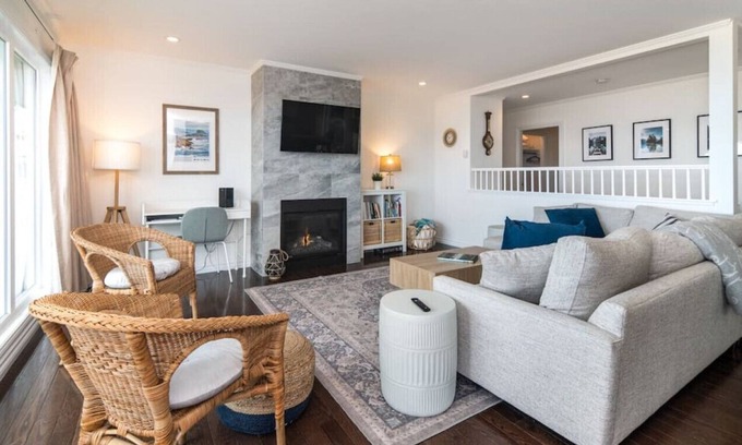 Campbell River House | Beachfront | Sandy Shore, Near Mt. Washington