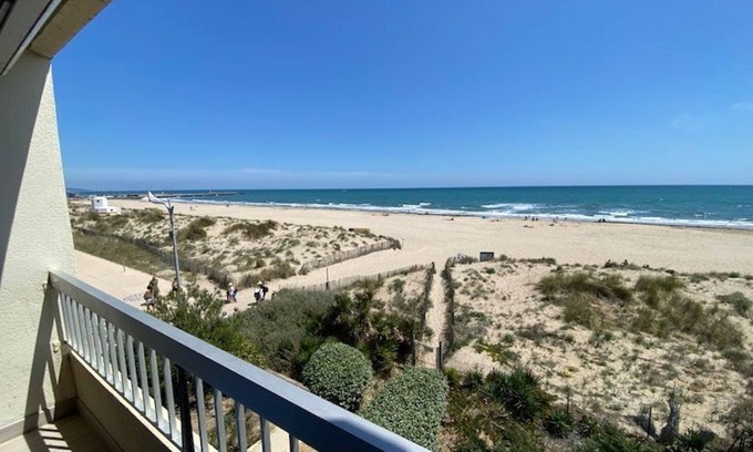 Marseillan Plage Apartment | Beachfront studio, large fridge, dishwasher, washing machine, private parking