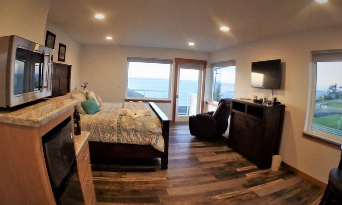 Sequim Bed & Breakfast | Beachfront Sunrise Room 3 @ Banana Belt Dreams