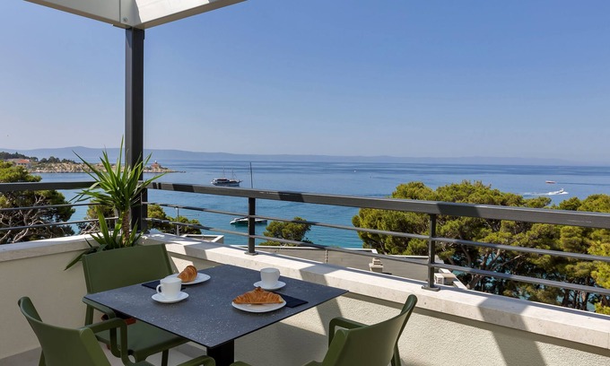 Ratac Apartment | Beachfront Vacation Apartment in Makarska, 2 Bedrooms, Balcony, Elevator