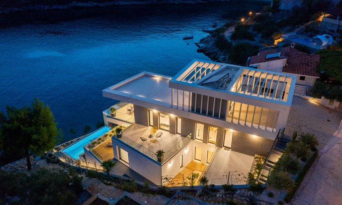 Vinisce Villa | Beachfront Villa Extravaganza with Infinity Pool