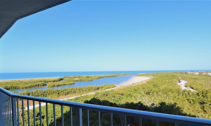 Marco Island Condo | Beachfront w/ Unobstructed Views