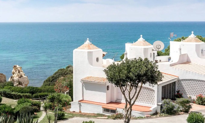 Alporchinhos House | Beachhouse on the cliff T3 | B111
