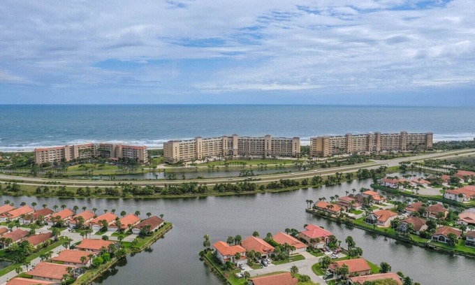 Palm Coast Apartment | Beachside Penthouse with Ocean Views