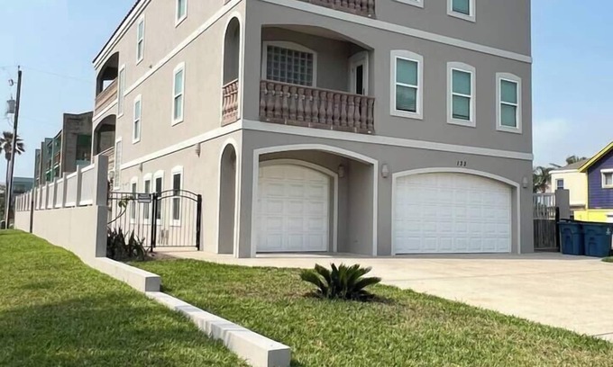 South Padre Island House | BEACHVIEW, 100'TO BEACH, POOL/JACUZ, BILLIARD, FAM REUNION!