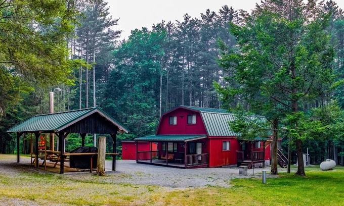 Cammal House | Bear Bottom Cabin. Your own getaway adventure!nSleeps 16 - 4 bedrooms