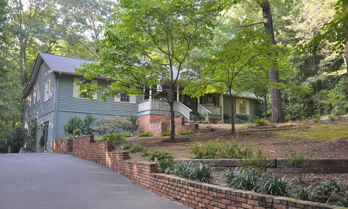 Lynn House | Bear Hugs Cottage- Relax in the mountains!